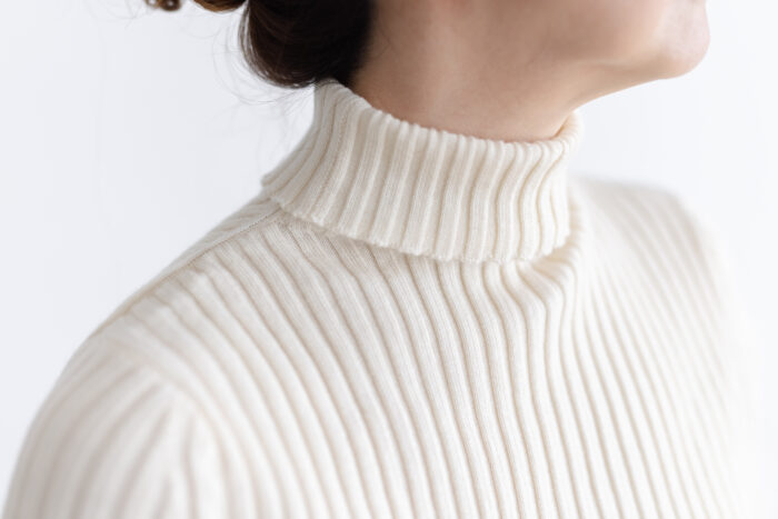 CASHIMERE SLIT TURTLE NECK off white 4