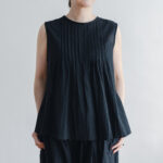 G746  PINTUCKED NO SLEEVE BLOUSE black