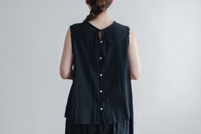 G746  PINTUCKED NO SLEEVE BLOUSE black 3