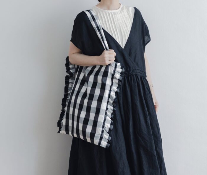 R093  GINGHAM FRILLS TOTE BAG black 1