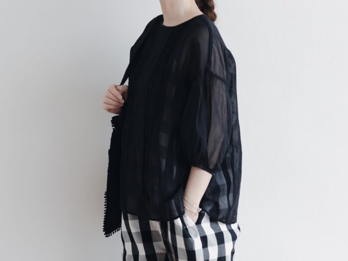 R086  ORGANDY PINTUCK BLOUSE black 2