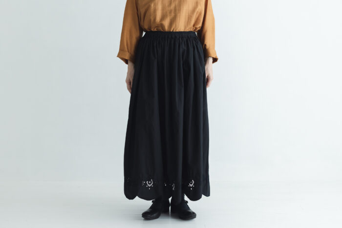 予約 SCALLOPED LACE GATHER SKIRT black サイズ2　6月 1