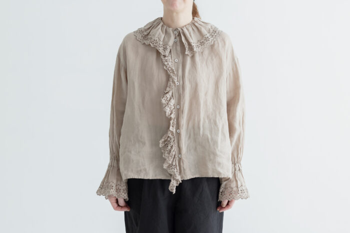 G966 ANTIQUE LACE FRILL BLOUSE greige 1