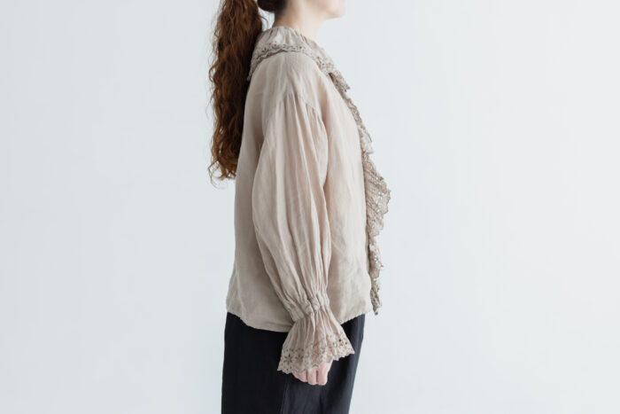 G966 ANTIQUE LACE FRILL BLOUSE greige 2