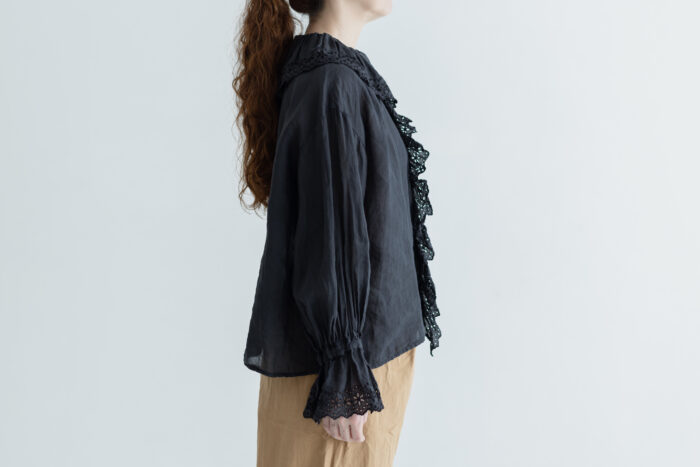 G966 ANTIQUE LACE FRILL BLOUSE noir 2