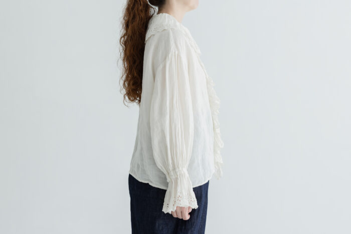 G966 ANTIQUE LACE FRILL BLOUSE royal white 2
