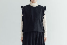 R245 CAMILLE FRILLY GILET noir 1