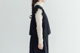 R245 CAMILLE FRILLY GILET noir 2