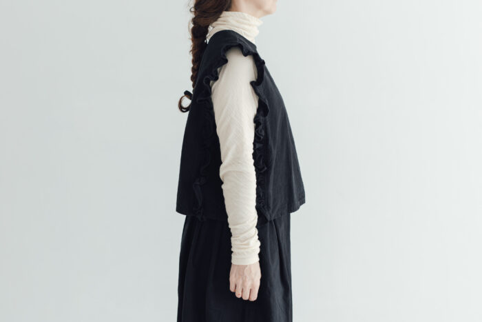 R245 CAMILLE FRILLY GILET noir 2