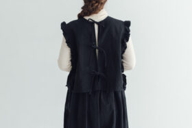 R245 CAMILLE FRILLY GILET noir 3