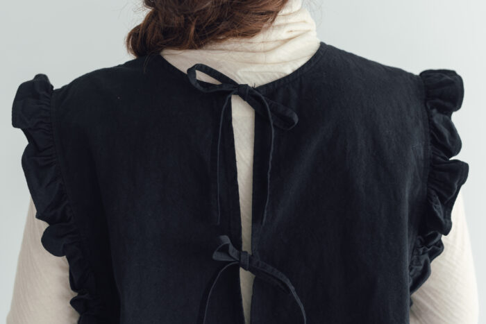 R245 CAMILLE FRILLY GILET noir 4