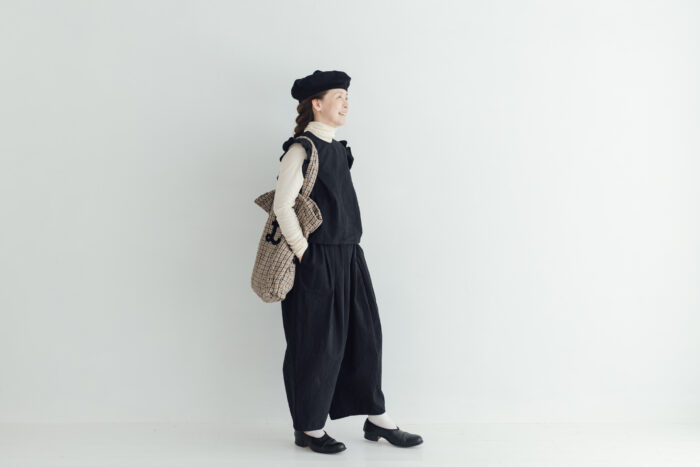 R245 CAMILLE FRILLY GILET noir 5
