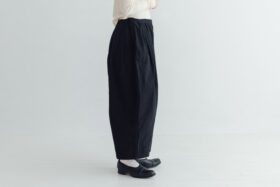 R244 CAMILLE TUCK PANTS noir 2
