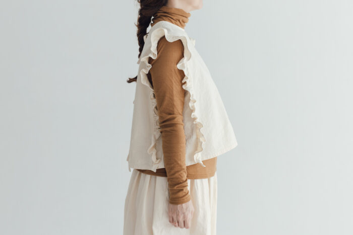 R245 CAMILLE FRILLY GILET ecru 2
