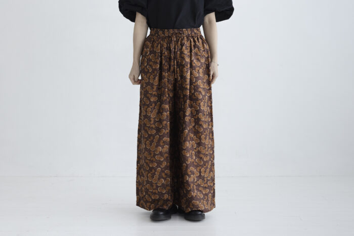 Embroidery Tuck Pants brown 1