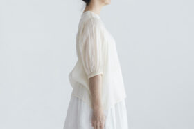 予約 G1081 GATHER SLEEVE MODERNIST BLOUSE milk 7月初〜7月中 2