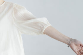 予約 G1081 GATHER SLEEVE MODERNIST BLOUSE milk 7月初〜7月中 4
