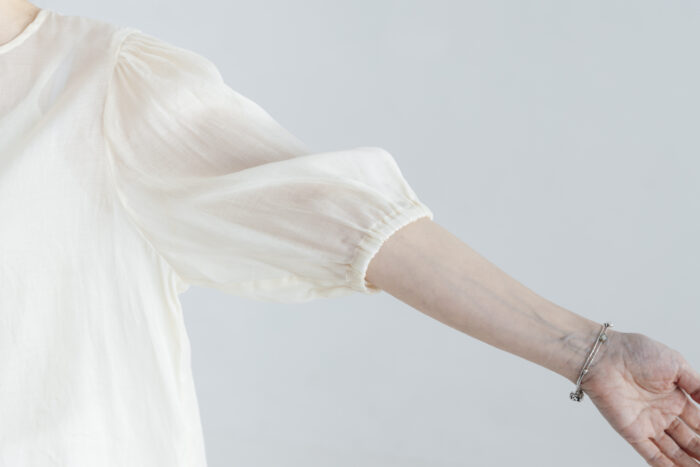 予約 G1081 GATHER SLEEVE MODERNIST BLOUSE milk 7月初〜7月中 4