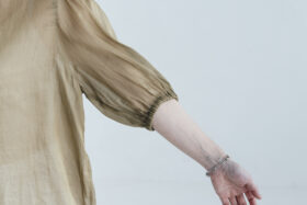 予約 G1081 GATHER SLEEVE MODERNIST BLOUSE khaki 7月初〜7月中 4