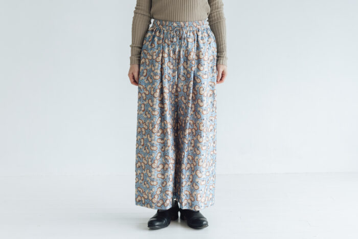 BN 2563 Embroidery Tuck Pants Dull blue 1