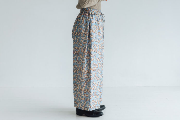 BN 2563 Embroidery Tuck Pants Dull blue 2