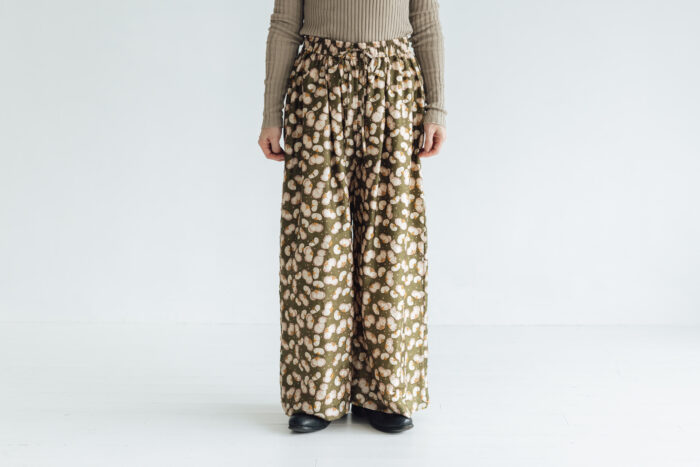 BN 2563 Embroidery Tuck Pants olive 1