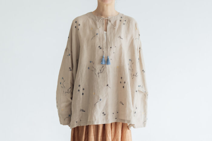 BN2589 Embroidery Wide Pullover beige 1