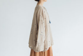 BN2589 Embroidery Wide Pullover beige 2