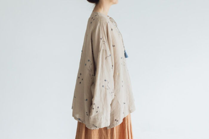 BN2589 Embroidery Wide Pullover beige 2