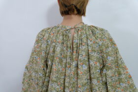 No.7877  WILD BERRY FIELD LAWN GATHER SMOCK 2-4月 5