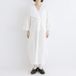 風景：刺繍襟ダーツドレス off white