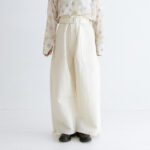 静謐：ダーツカーゴパンツ off white