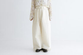 静謐：ダーツカーゴパンツ off white 1