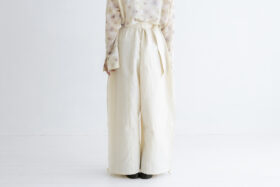 静謐：ダーツカーゴパンツ off white 3