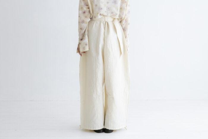 静謐：ダーツカーゴパンツ off white 3