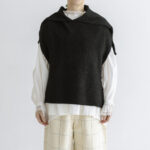 場所を感じる：セーラーフードニットベスト black