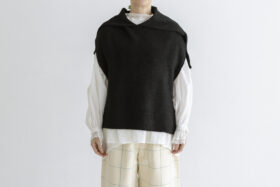 場所を感じる：セーラーフードニットベスト black 1