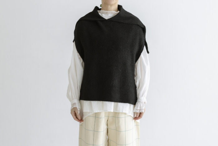 場所を感じる：セーラーフードニットベスト black 1