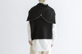 場所を感じる：セーラーフードニットベスト black 3