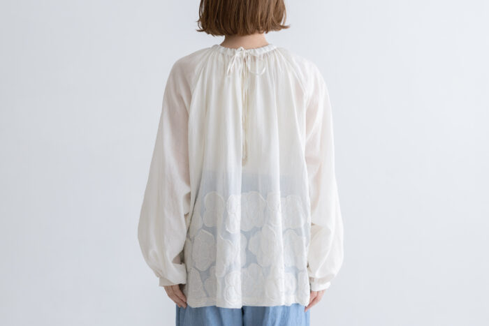 BN2623 Flower Ribbon Blouse off white 3 BN2623 Flower Ribbon Blouse off white 3