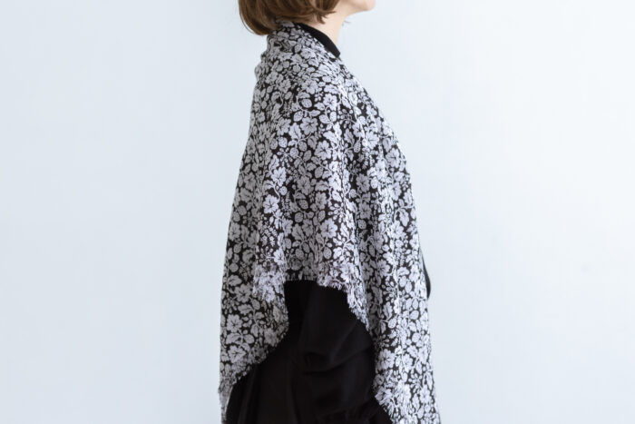 WILD BERRY GAUZE SHAWL  white 2