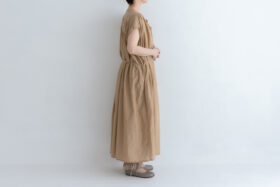 予約 G1183 TINY FRILL NO SLEEVE GATHER DRESS light beige 6月初〜6月中 2