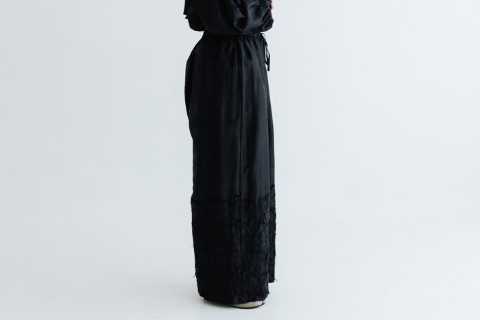 BN2654 Flower Tuck Pants black 2