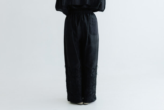 BN2654 Flower Tuck Pants black 3